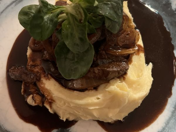 Rindergeschnetzeltes aus dem Rücken, Rotweinjus, Zwiebeln und Kartoffelbrei